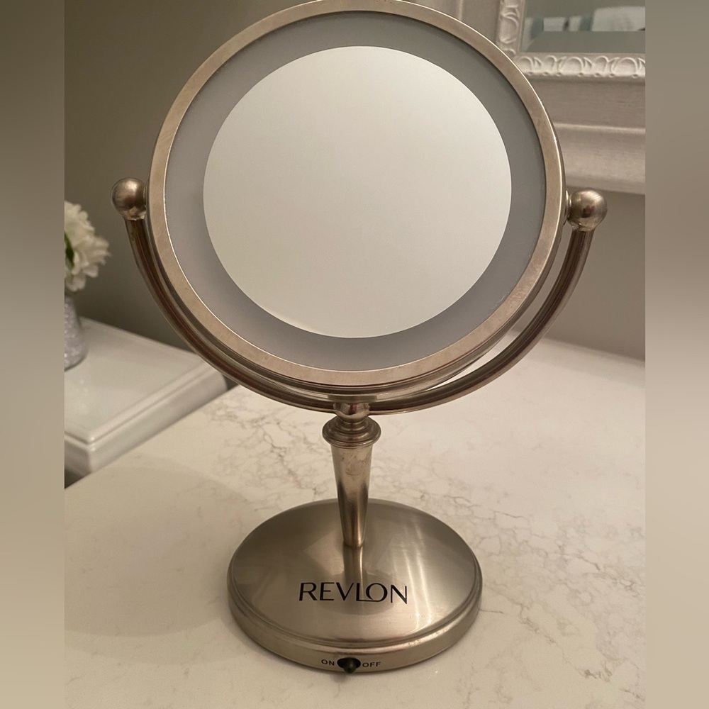 $12 REVLON MAKEUP MIRROR WITH REGULAR AND MAGNIFIED SIDES * NO LONGER LIGHTS UP